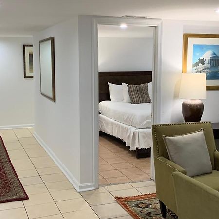 Renovated English Basement 2Bdrm Home Near Metro 워싱턴 외부 사진