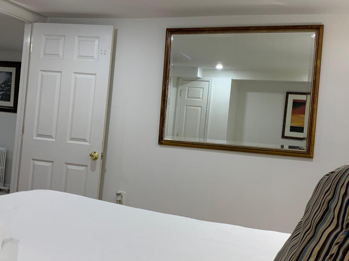 Renovated English Basement 2Bdrm Home Near Metro 워싱턴 외부 사진