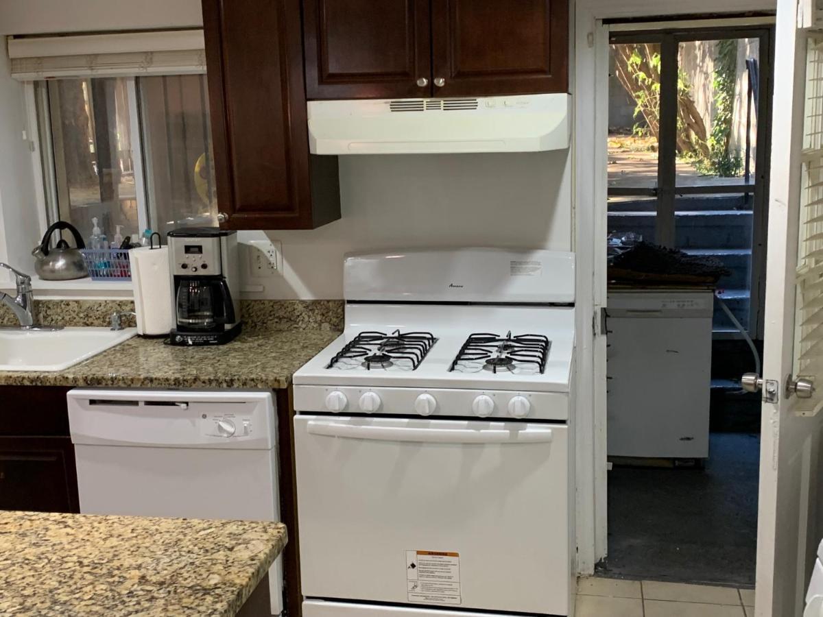 Renovated English Basement 2Bdrm Home Near Metro 워싱턴 외부 사진