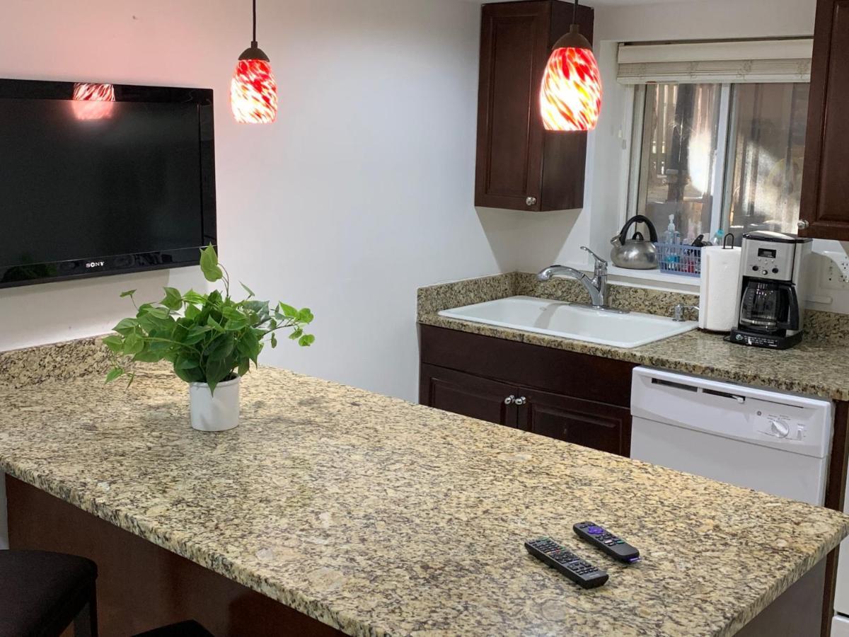 Renovated English Basement 2Bdrm Home Near Metro 워싱턴 외부 사진