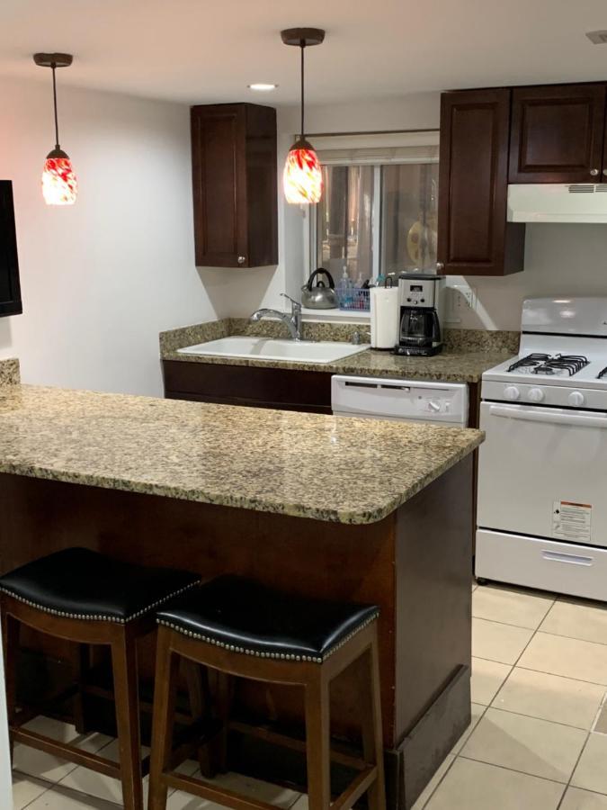 Renovated English Basement 2Bdrm Home Near Metro 워싱턴 외부 사진