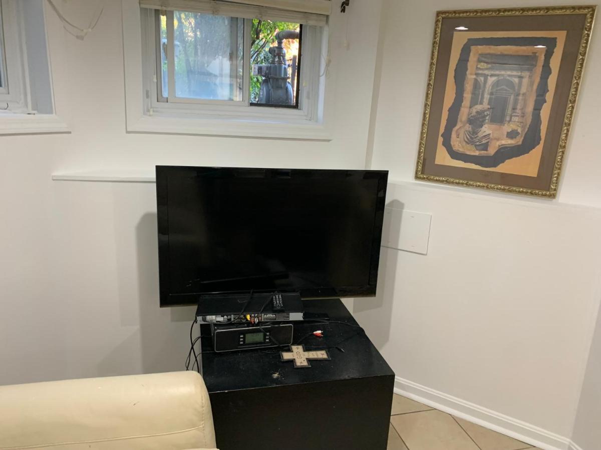 Renovated English Basement 2Bdrm Home Near Metro 워싱턴 외부 사진