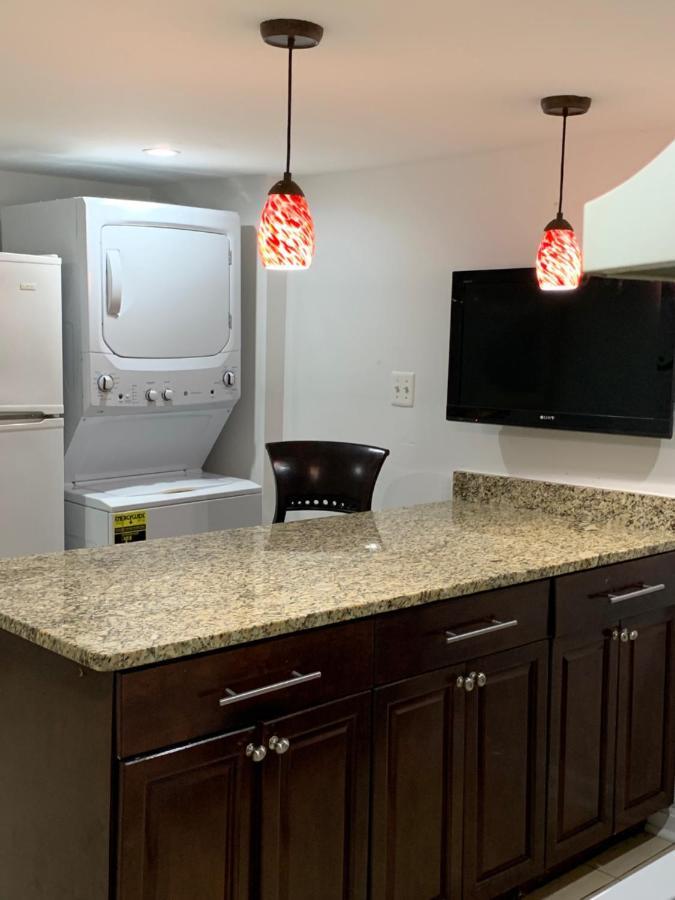 Renovated English Basement 2Bdrm Home Near Metro 워싱턴 외부 사진