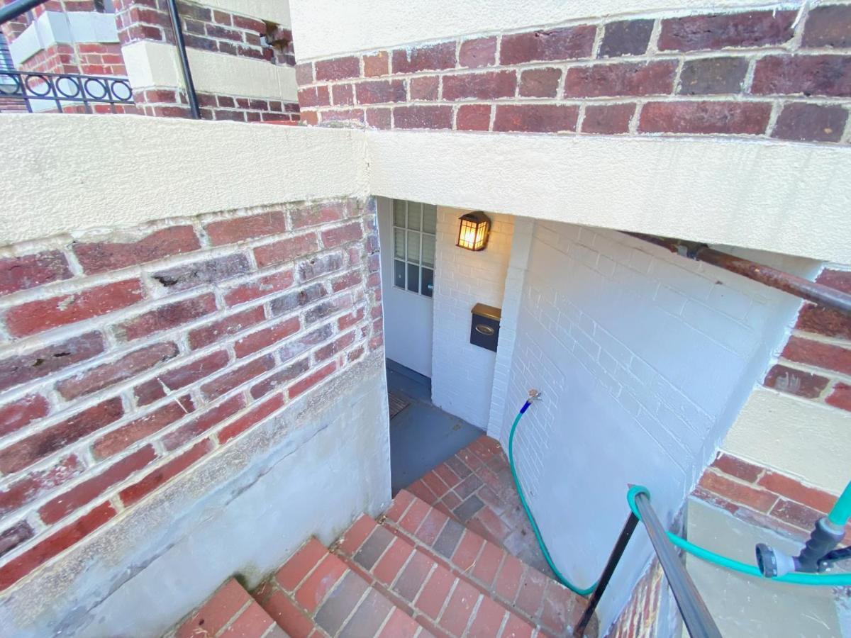Renovated English Basement 2Bdrm Home Near Metro 워싱턴 외부 사진