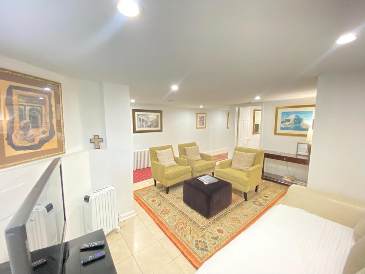 Renovated English Basement 2Bdrm Home Near Metro 워싱턴 외부 사진