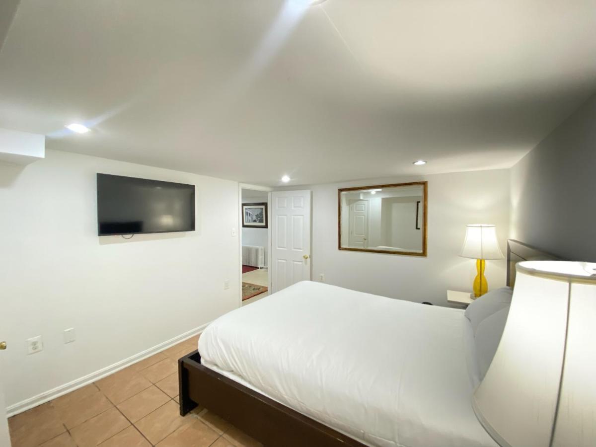 Renovated English Basement 2Bdrm Home Near Metro 워싱턴 외부 사진